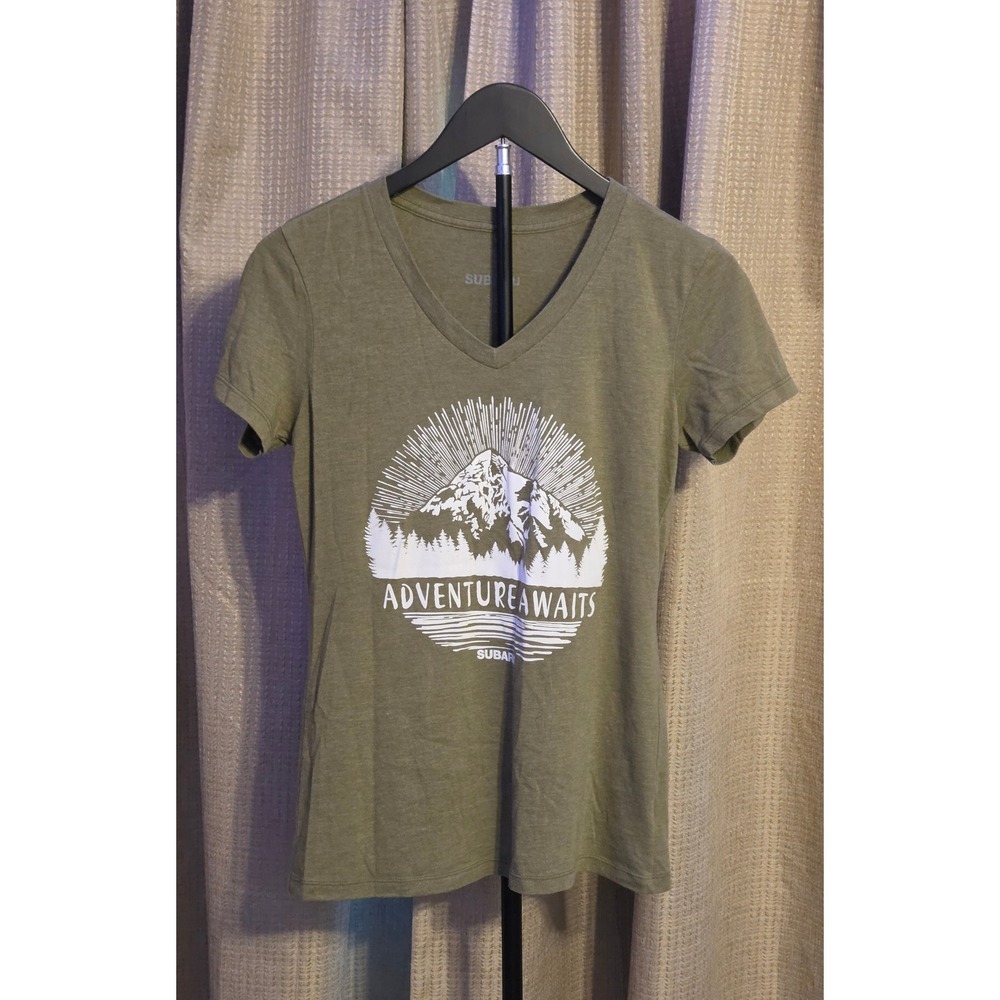 Subaru‎ Short Sleeve V-Neck Adventure Awaits Graphic T-Shirt Women's Size Small